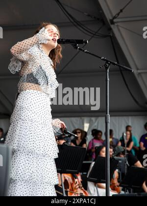 Newport, RI. 4 août 2024. Laufey perfoems au Newport Jazz Festival, sur la scène Fort au Fort Adams Park. @ Veronica Bruno / Alamy Live News Banque D'Images