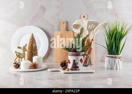 Beau fond de comptoir de cuisine de Noël décoré pour le nouvel an et Noël dans des couleurs dorées. bougies, branches d'épicéa. bibelots en or Banque D'Images