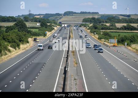 Dossier photo datée du 07/07/18 de véhicules circulant le long d'une autoroute M4 exceptionnellement calme près de Bristol. Le prix moyen payé pour la couverture automobile a chuté de 13 livres sterling si l’on compare la période d’avril à juin avec celle de janvier à mars, marquant la première baisse trimestrielle en deux ans, selon l’Association of British Insurers (ABI). Les primes d'assurance automobile ont généralement chuté de 2 % d'avril à juin de cette année par rapport au premier trimestre 2024, portant le prix moyen payé à 622 £. Date d'émission : lundi 5 août 2024. Banque D'Images