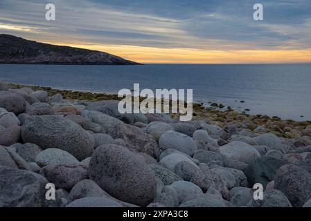 Une soirée de juillet sur la côte de la mer de Barents. Dragon Eggs Beach, Teriberka, péninsule de Kola, région arctique. Russie Banque D'Images