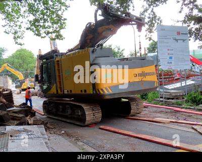 ...Jetzt geht es den Fundamenten der ehemaligen Bahnbruecke an den Beton... Bahnbruecke Neuss ramme wird vorbereitet *** les fondations de l'ancien pont de chemin de fer sont en cours de préparation pour le pont de chemin de fer en béton Neuss battage de pieux Banque D'Images