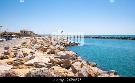 Plage rocheuse avec la belle ¨mer Ligure¨ bleue à Marina di Pisa, Italie Banque D'Images