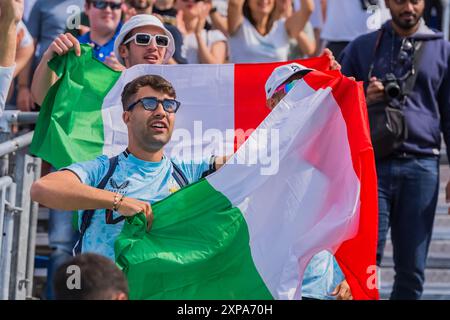 Paris, Ile de France, France. 28 juillet 2024. Les fans montrent leur soutien à leurs joueurs préférés, montrant la fierté nationale et l'excitation pendant la phase préliminaire - Pool B Mens Beach volley match au stade Tour Eiffel pendant les Jeux olympiques d'été de Paris 2024 à Paris, France. (Crédit image : © Walter Arce/ZUMA Press Wire) USAGE ÉDITORIAL SEULEMENT! Non destiné à UN USAGE commercial ! Banque D'Images