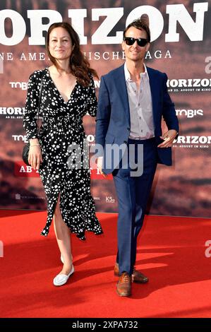 Tom Schilling mit Ehefrau Annie Mosebach BEI der Deutschlandpremiere des Kinofilms Horizon : an American Saga - Chapter 1 im Zoo Palast. Berlin, 04.08.2024 *** Tom Schilling avec sa femme Annie Mosebach lors de la première allemande du film Horizon an American Saga Chapter 1 au Zoo Palast Berlin, 04 08 2024 Foto:Xn.xKubelkax/xFuturexImagex horizon 4959 Banque D'Images