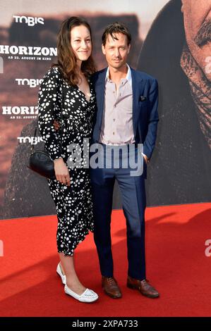 Tom Schilling mit Ehefrau Annie Mosebach BEI der Deutschlandpremiere des Kinofilms Horizon : an American Saga - Chapter 1 im Zoo Palast. Berlin, 04.08.2024 *** Tom Schilling avec sa femme Annie Mosebach lors de la première allemande du film Horizon an American Saga Chapter 1 au Zoo Palast Berlin, 04 08 2024 Foto:Xn.xKubelkax/xFuturexImagex horizon 4960 Banque D'Images