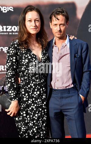 Tom Schilling mit Ehefrau Annie Mosebach BEI der Deutschlandpremiere des Kinofilms Horizon : an American Saga - Chapter 1 im Zoo Palast. Berlin, 04.08.2024 *** Tom Schilling avec sa femme Annie Mosebach lors de la première allemande du film Horizon an American Saga Chapter 1 au Zoo Palast Berlin, 04 08 2024 Foto:Xn.xKubelkax/xFuturexImagex horizon 4961 Banque D'Images