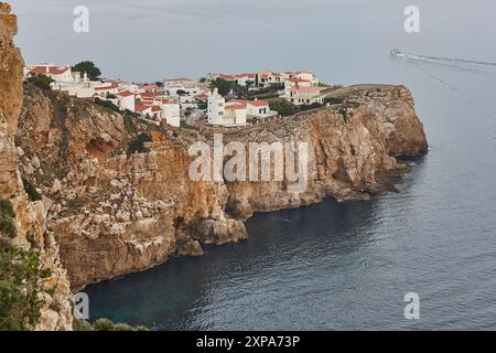 Falaises du littoral méditerranéen de la Costa Brava. Montgo Cove. Gérone, Catalogne. Espagne Banque D'Images