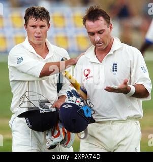 Photo du dossier datée du 27-03-2004 du batteur anglais Graham Thorpe (à droite) et Geraint Jones. L'ancien batteur anglais Graham Thorpe est décédé à l'âge de 55 ans, a annoncé le England and Wales Cricket Board. Date d'émission : lundi 5 août 2024. Banque D'Images