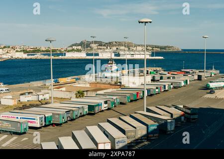 Navire et conteneurs en mer Méditerranée au port de Cagliari, île de Sardaigne, Italie - 2 mai 2024 Banque D'Images