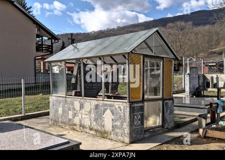 Skelani, Bosnie-Herzégovine – février 2023 : tombe orthodoxe dans une serre. Banque D'Images