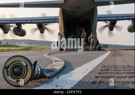 Les aviateurs de l'US Air Force affectés à la 1st Special Operations Wing, mènent des opérations d'armement avancé et de ravitaillement au cours de l'Emerald Warrior 24 FTX Banque D'Images