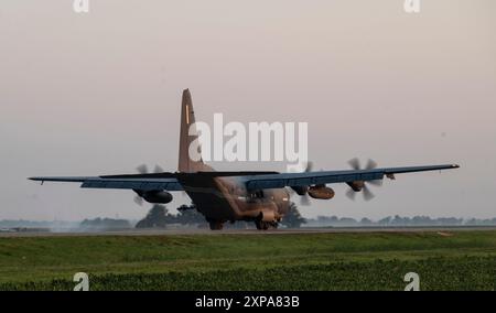 Un navire de combat AC-130J Ghostrider de l'US Air Force, affecté à la 1st Special Operations Wing, se prépare à atterrir sur l'autoroute 63 pendant l'Emerald Warrior 24 FTX Banque D'Images