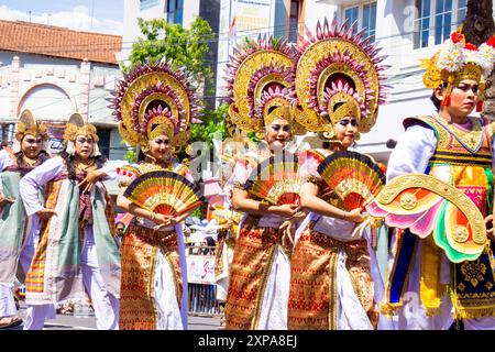 Baris kekupu danse de Bali le 3ème BEN Carnaval. Baris Kekupu danse représente un groupe de papillons jouant dans un jardin de fleurs avec douceur Banque D'Images