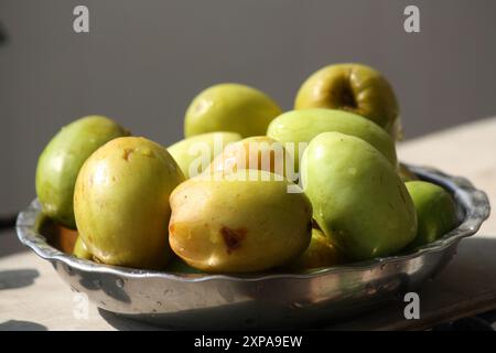 Jujube indien ou Ber (Ziziphus mauritiana) dans un bol : (pix Sanjiv Shukla) Banque D'Images