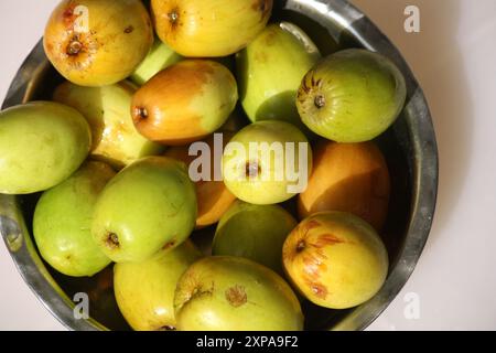 Jujube indien ou Ber (Ziziphus mauritiana) dans un bol : (pix Sanjiv Shukla) Banque D'Images