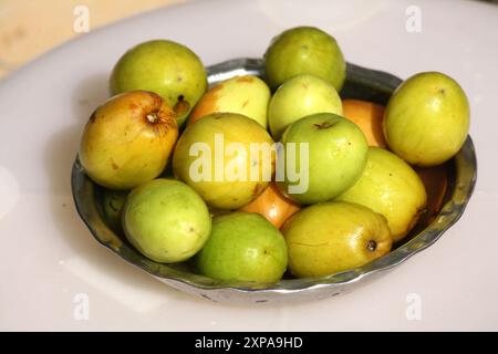 Jujube indien ou Ber (Ziziphus mauritiana) dans un bol : (pix Sanjiv Shukla) Banque D'Images