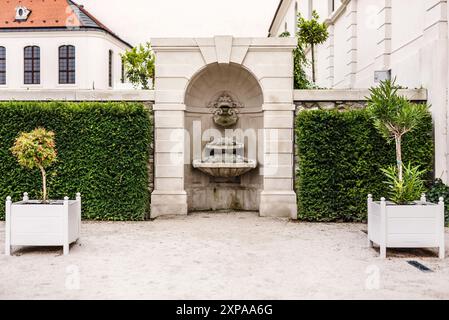 Fontaine décorative dans la cour du jardin baroque Banque D'Images