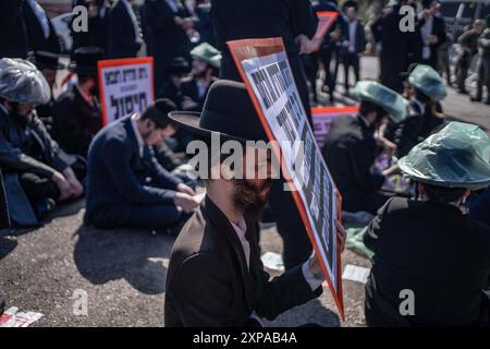 Tel Aviv, Israël. 05 août 2024. Les ultra orthodoxes bloquent l’entrée du centre central de recrutement. Aujourd’hui, c’est le premier jour de recrutement pour les orthodoxes comme l’a décidé le tribunal israélien. Crédit : Ilia Yefimovich/dpa/Alamy Live News Banque D'Images