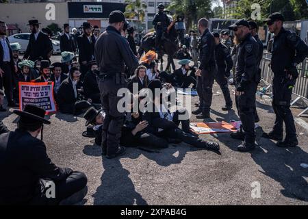 Tel Aviv, Israël. 05 août 2024. Les ultra orthodoxes bloquent l’entrée du centre central de recrutement. Aujourd’hui, c’est le premier jour de recrutement pour les orthodoxes comme l’a décidé le tribunal israélien. Crédit : Ilia Yefimovich/dpa/Alamy Live News Banque D'Images