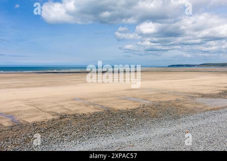 Westward Ho ! Plage de la crête de galets sur le bord du Northam Burrows Country Park sur le paysage national de la côte nord du Devon, Angleterre. Banque D'Images