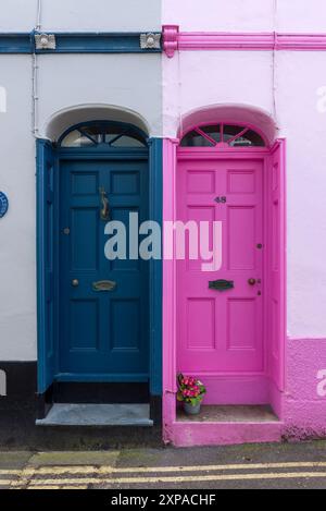 Portes d'entrée de deux chalets mitoyens dans le village côtier d'Appledore, North Devon, Angleterre. Banque D'Images