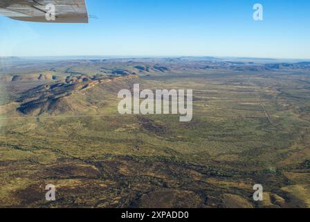 Vue aérienne sur les plaines et les collines au croisement de la route de la rivière Gibb près de Kununurra, Australie occidentale Banque D'Images