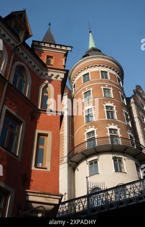 Les bâtiments historiques Laurianska Palatset et Tofflan 4 à Södermalm, Stockholm au lever du soleil en été avec couleur rouge et tour impressionnante Banque D'Images