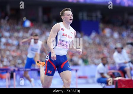 Le norvégien Karsten Warholm est en passe de terminer premier du 400 m haies Heat 2 masculin au stade de France lors de la dixième journée des Jeux Olympiques de Paris 2024 en France. Date de la photo : lundi 5 août 2024. Banque D'Images