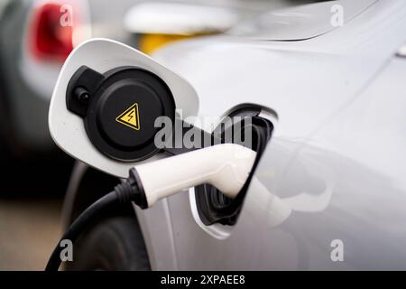 Photo du dossier datée du 05/03/21 d'une voiture électrique branchée sur une borne de recharge de VE dans le centre de Londres. La proportion de voitures neuves qui devraient être purement électriques cette année a été déclassée en raison de l'affaiblissement de la demande des acheteurs privés, et une nouvelle prévision publiée par la Society of Motor Manufacturers and Traders (SMMT) estime que l'électricité pure prendra 18,5 % de part de marché en 2024. Date d'émission : lundi 5 août 2024. Banque D'Images