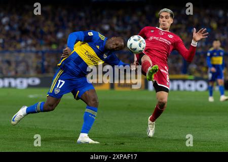 Luis Advincula de Boca Juniors et Siro Rosane de Barracas Central en action lors d'un match de Liga Profesional 2024 entre Boca Juniors et Barracas Central à l'Estadio Alberto J. Armando. Score final : Boca Juniors 1 - 1 Barracas Central. (Photo de Manuel Cortina / SOPA images/SIPA USA) Banque D'Images