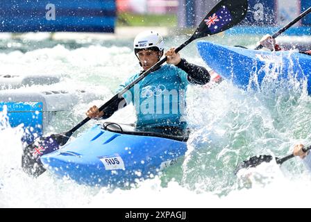 Paris, France. 04 août 2024. Jeux Olympiques de Paris 2024. Kayak Cross. Stade nautique olympique. Paris. Timothy Anderson (AUS) dans la compétition de chauffes de kayak Cross lors des Jeux olympiques de Paris 2024 au stade olympique nautique, France. Crédit : Sport in Pictures/Alamy Live News Banque D'Images