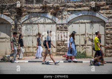 Hébron, Palestine. 22 juillet 2024. Visite du peuple juif dans le centre d'Hébron, en Cisjordanie occupée. Breaking the silence est un groupe d’anciens soldats de Tsahal qui s’élèvent contre l’occupation israélienne et mènent régulièrement des tournées autour d’Hébron. (Photo de Sally Hayden/SOPA images/SIPA USA) crédit : SIPA USA/Alamy Live News Banque D'Images