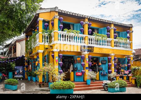 Hoi an anciennes maisons de ville. Bâtiments colorés avec des lanternes de soie festives. Site du patrimoine de l'UNESCO Vietnam. Rue touristique avec commerces dans la vieille ville-Trave Banque D'Images