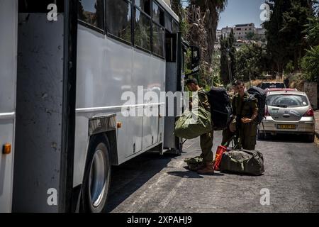 Hébron, Palestine. 22 juillet 2024. Des soldats des FDI chargent leurs sacs dans un bus dans la ville palestinienne d'Hébron. Breaking the silence est un groupe d’anciens soldats de Tsahal qui s’élèvent contre l’occupation israélienne et mènent régulièrement des tournées autour d’Hébron. (Photo de Sally Hayden/SOPA images/SIPA USA) crédit : SIPA USA/Alamy Live News Banque D'Images