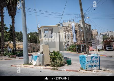 Hébron, Palestine. 22 juillet 2024. Un poste de contrôle à Hébron, une ville palestinienne située en Cisjordanie occupée. Breaking the silence est un groupe d’anciens soldats de Tsahal qui s’élèvent contre l’occupation israélienne et mènent régulièrement des tournées autour d’Hébron. (Crédit image : © Sally Hayden/SOPA images via ZUMA Press Wire) USAGE ÉDITORIAL SEULEMENT ! Non destiné à UN USAGE commercial ! Banque D'Images