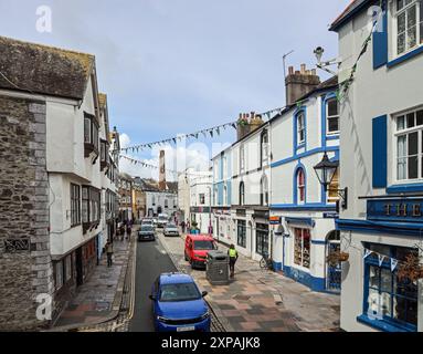 Southside Street sur la Barbican historique de Plymouth. Un mélange original de petites boutiques, de maisons publiques et de restaurants. C'est aussi la maison de Blackfriars Disti Banque D'Images