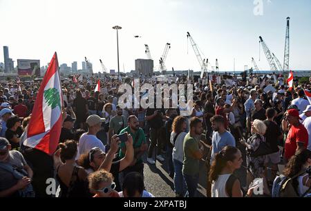 Beyrouth, Liban. 4 août 2024. Les gens commémorent le quatrième anniversaire des explosions du port de Beyrouth en 2020 à Beyrouth, Liban, le 4 août 2024. Les familles des victimes des attentats meurtriers du port de Beyrouth de 2020 ont commémoré dimanche le quatrième anniversaire de l'incident avec deux marches dans le centre-ville de Beyrouth et un rassemblement devant les silos du port. Plusieurs familles ont prononcé des discours qui ont souligné la nécessité de mener à bien l'enquête, de publier un acte d'accusation dans l'affaire et de nommer les responsables des explosions. Crédit : Bilal Jawich/Xinhua/Alamy Live News Banque D'Images