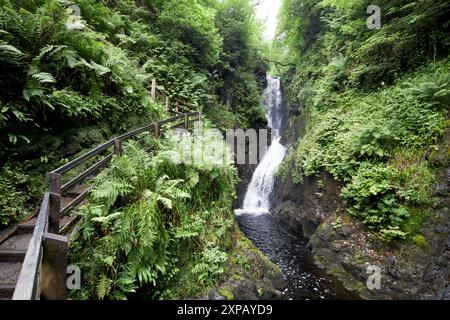 cascade ess-na-larach et promenade dans le parc forestier glenariff, comté d'antrim, irlande du nord, royaume-uni Banque D'Images