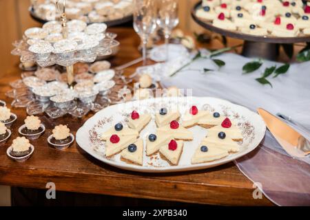 Desserts variés sur une table de réception de mariage Banque D'Images