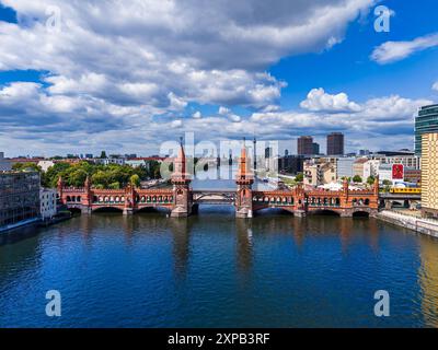 Magnifique pont Oberbaum sur la rivière Spree à Berlin, Allemagne le célèbre pont Oberbaumbruecke à Berlin Berlin Allemagne *** Schöne Oberbaumbrücke übe Banque D'Images