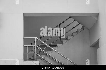 Escalier et mur en métal. Escalier en métal inoxydable. Escaliers modernes avec garde-corps en métal. Escaliers de sécurité dans un bâtiment. Concept de sécurité. Banque D'Images