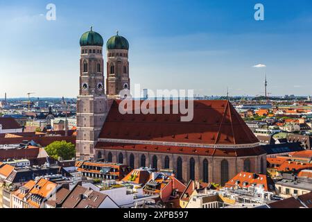 L'emblématique Frauenkirche s'élève au-dessus de la ville de Munich, en Allemagne Banque D'Images