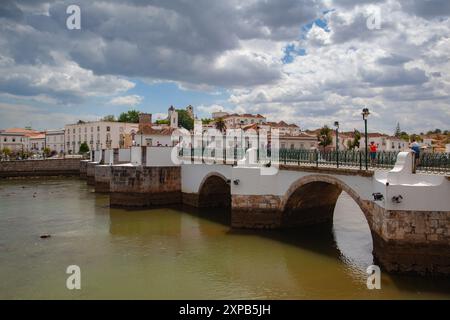 Le vieux pont romain dans la ville de Tavira, Algarve, Portugal Banque D'Images