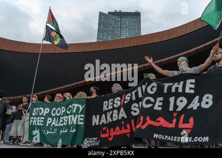 Brooklyn, États-Unis. 03 août 2024. Les manifestants tiennent des banderoles de solidarité avec la Palestine lors du rassemblement WOL Palestine 'Flood Brooklyn for Black and Palestinian Liberation'. Crédit : SOPA images Limited/Alamy Live News Banque D'Images