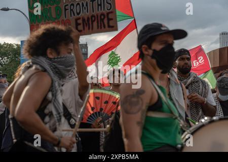 Brooklyn, États-Unis. 03 août 2024. Le drapeau du Liban flotte derrière des musiciens lors du rassemblement WOL Palestine 'Flood Brooklyn for Black and Palestinian Liberation'. Crédit : SOPA images Limited/Alamy Live News Banque D'Images