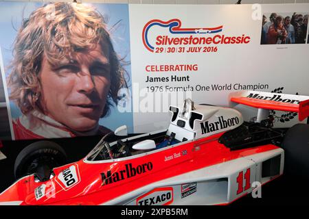 Une exposition spéciale célébrant James Hunt, dans le garage 16, des International Pits, lors de la Silverstone Classic 2016 Banque D'Images