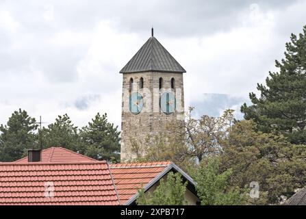 Bosnie-Herzégovine, Livno, Livno centre : la mosquée Hadži Ahmet Dukatar ('Hadži Ahmet Dukatar džamija') et la tour de l'horloge ('sahat kula') Banque D'Images