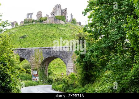 Château de Corfe, Dorset, Angleterre, Royaume-Uni, le château de Corfe est une fortification située au-dessus du village du même nom sur la péninsule de l'île de Purbeck Banque D'Images