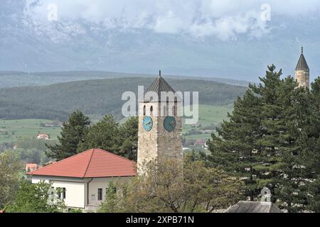 Bosnie-Herzégovine, Livno, Livno centre : la mosquée Hadži Ahmet Dukatar ('Hadži Ahmet Dukatar džamija') et la tour de l'horloge ('sahat kula') Banque D'Images