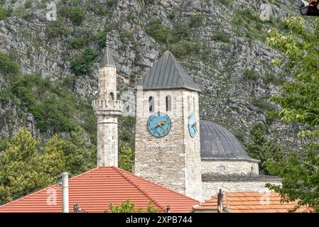 Bosnie-Herzégovine, Livno, Livno centre : Minarett de la mosquée Hadži Ahmet Dukatar ('Hadži Ahmet Dukatar džamija') et la tour de l'horloge ('sahat ku Banque D'Images